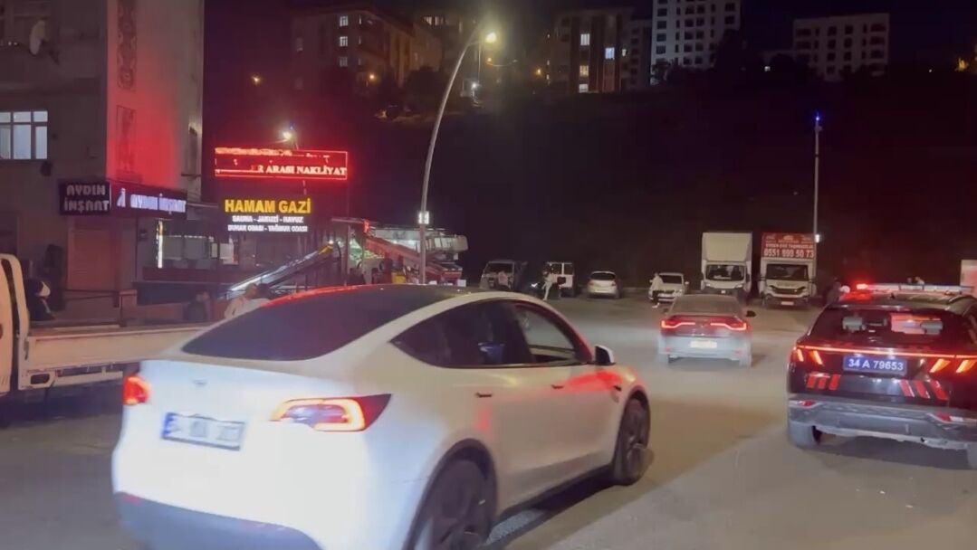 İstanbul’da Sokak Ortasında Silahlı Saldırı! Sırtından Ve Bacaklarından Vuruldu (3)