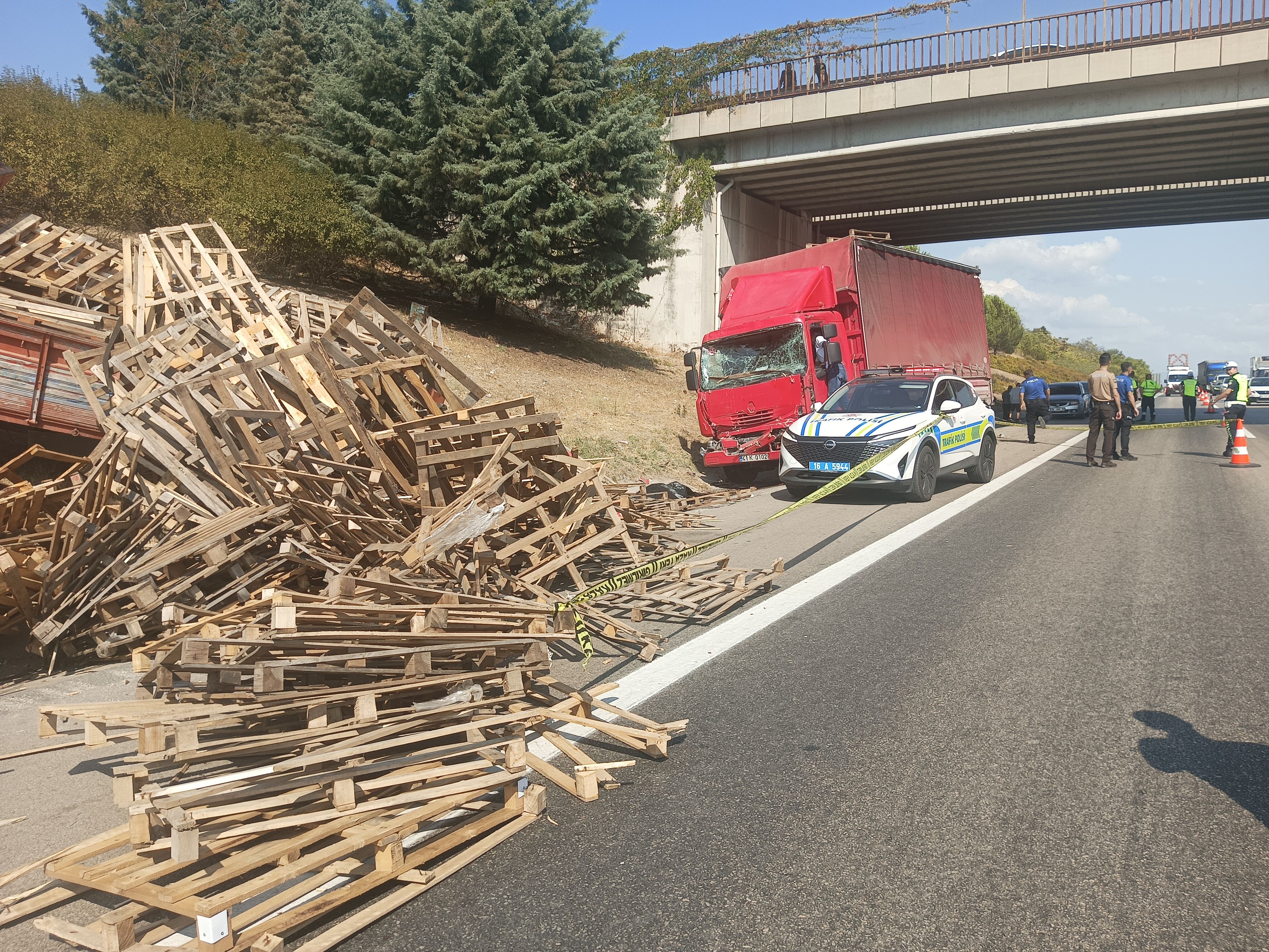 Feci kaza! Arıza yapan kamyonete kamyon çarptı; 1 ölü, 1 ağır yaralı-1