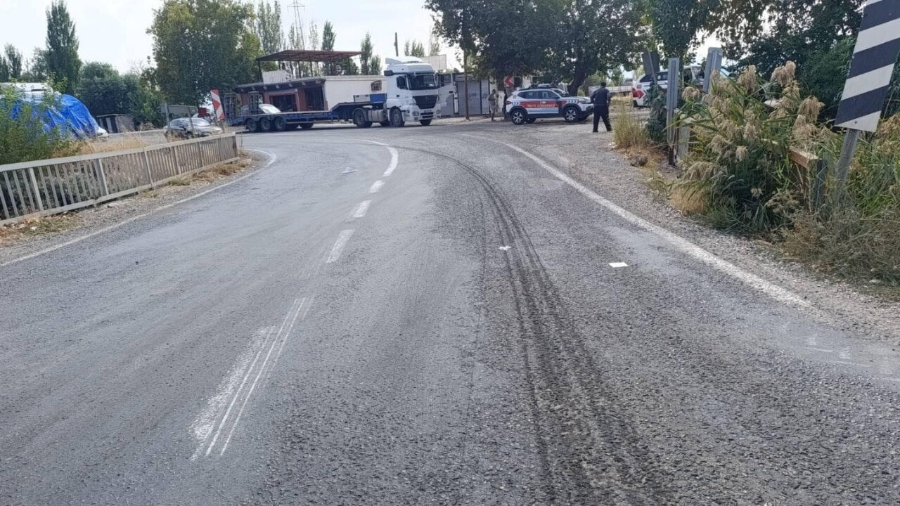 Kahramanmaraş Pazarcık’ta Iki Tır Çarpıştı! 2 Kişi Yaralandı (2)