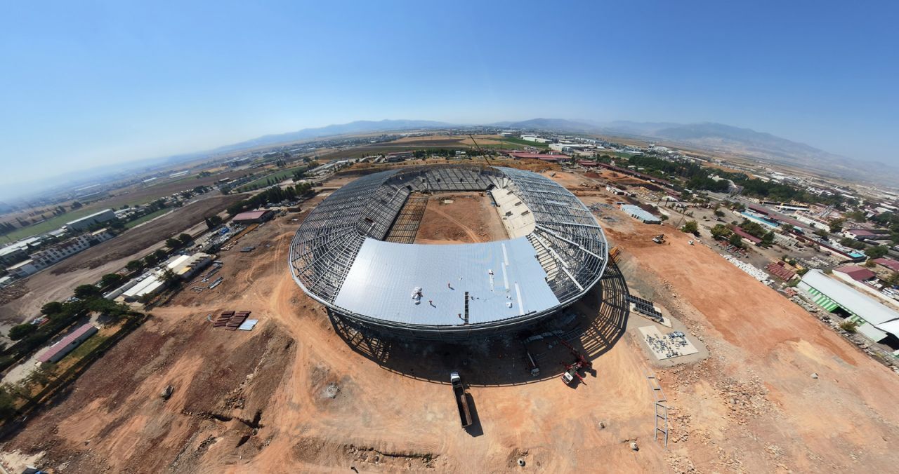 Kahramanmaraş'a yapılan 17 bin 500 kişilik stadyumda çatı kuruluyor