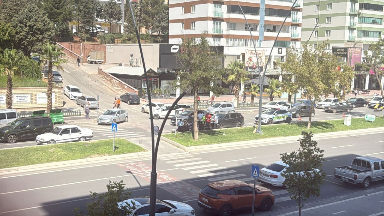 Kahramanmaraş'ın Onikişubat Ilçesinde Otomobil Ile Motosikletin Çarpışması Sonucu Meydana Gelen Trafik Kazasında 2 Kişi Yaralandı (2)