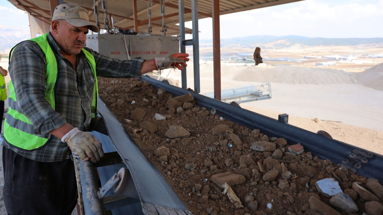 Kahramanmaraş’ta 200 Bin Metreküp Enkaz Dönüştürüldü (10)
