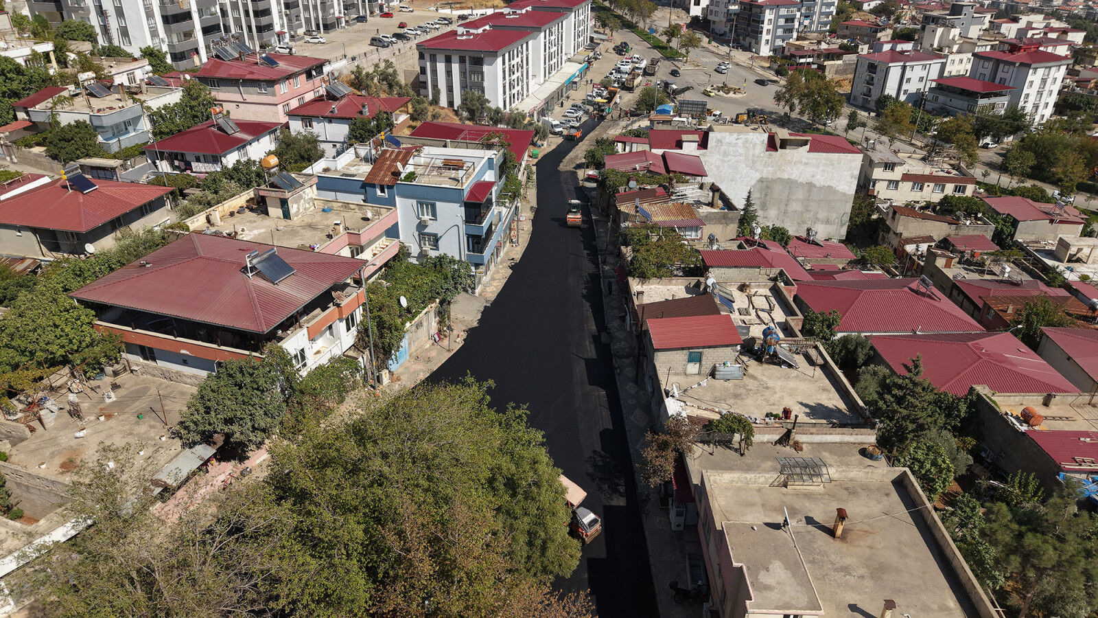 Kahramanmaraş’ta altyapı sonrası bozulan yol sıcak asfaltla kaplanıyor