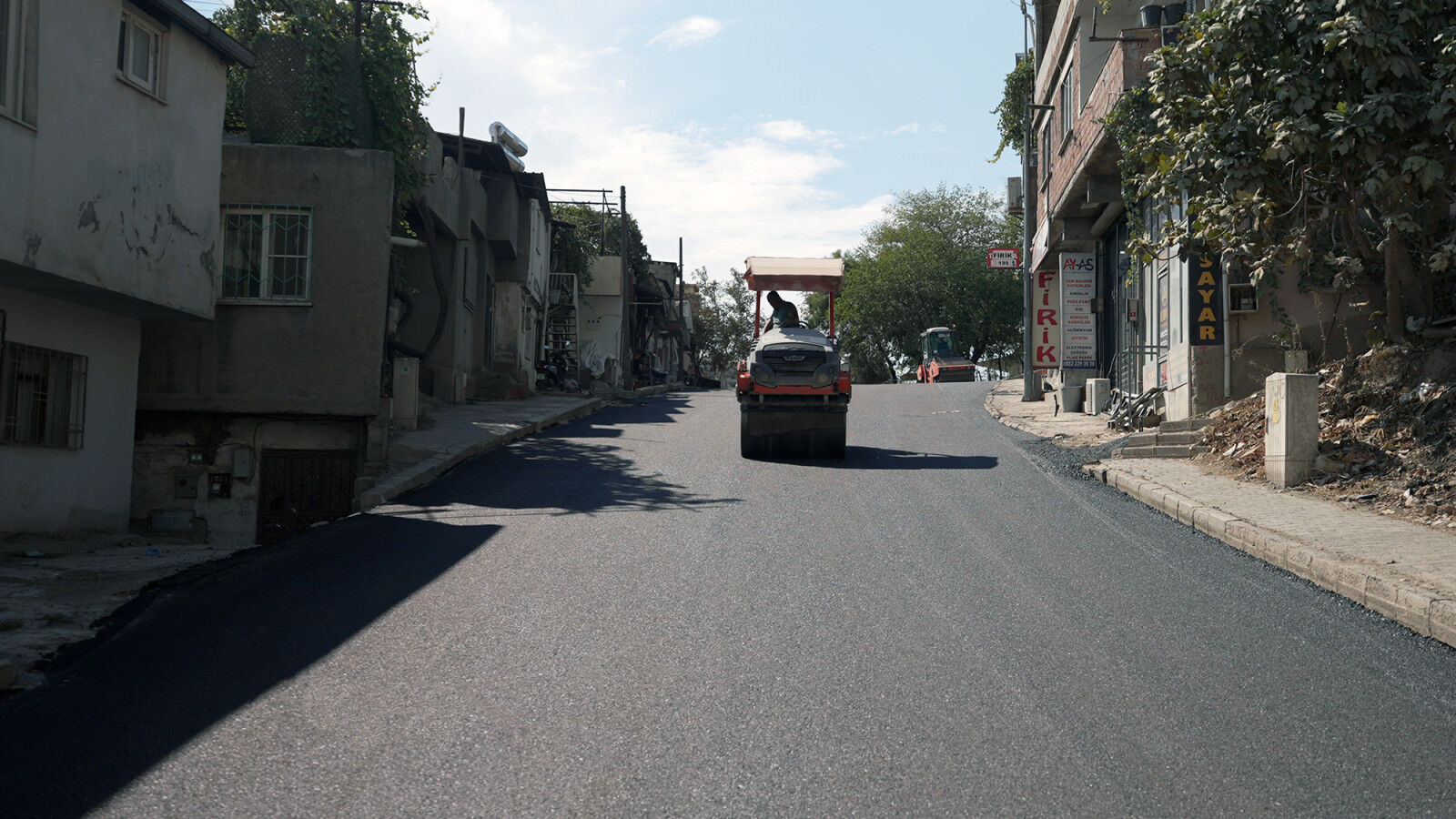Kahramanmaraş’ta Altyapı Sonrası Bozulan Yol Sıcak Asfaltla Kaplanıyor (4)