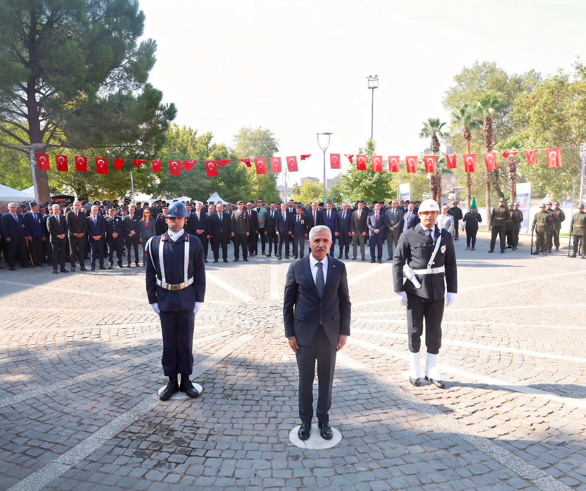 Kahramanmaraş’ta Gaziler Günü’nde Atatürk Anıtı’na Çelenk Sunuldu (1)