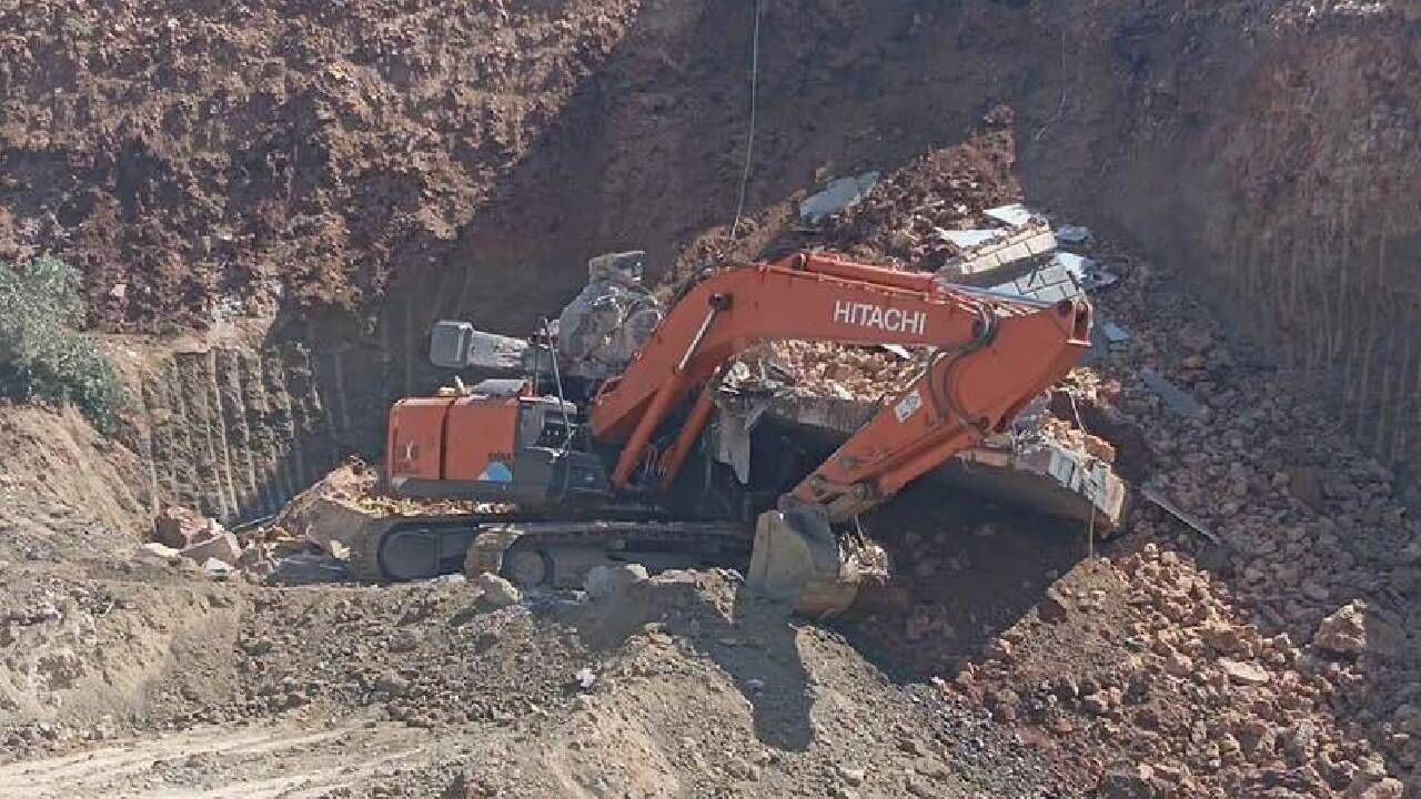 Kahramanmaraş'ta istinat duvarı iş makinesinin üzerine devrildi
