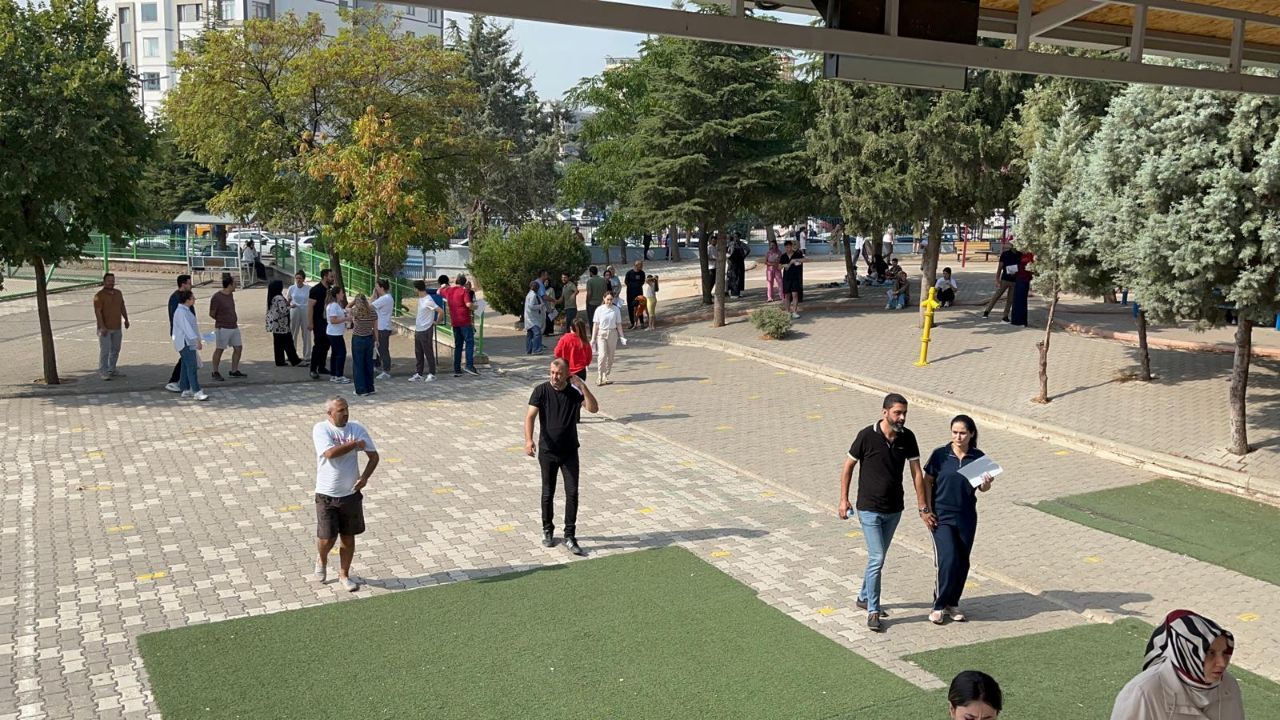Kahramanmaraş’ta Kpss Heyecanı! Adaylar Salonları Doldurdu, Aileler Okul Önünde Bekledi (2)