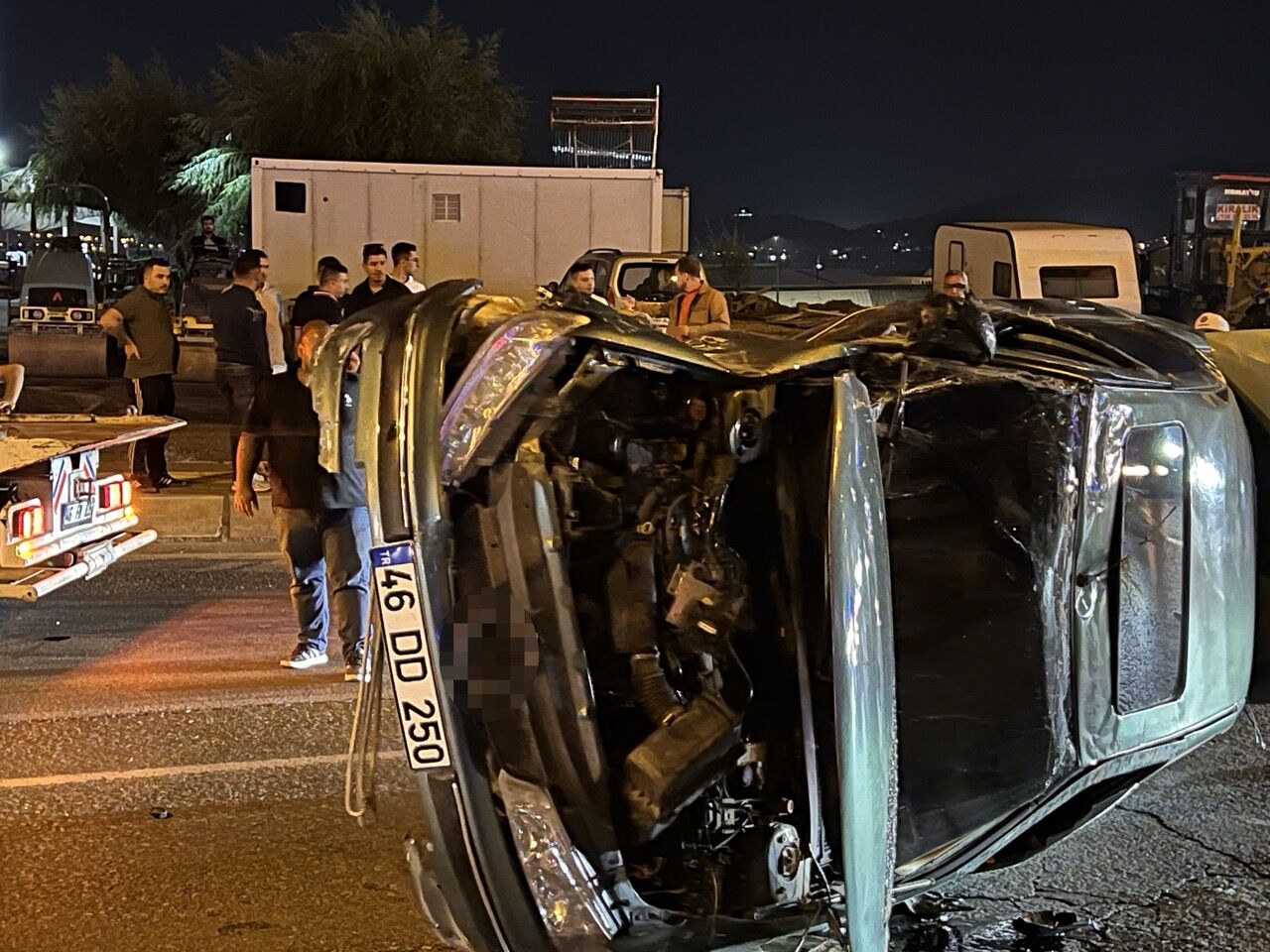 Kahramanmaraş’ta Otomobil Ağaca Çarpıp Takla Attı! 3 Yaralı1