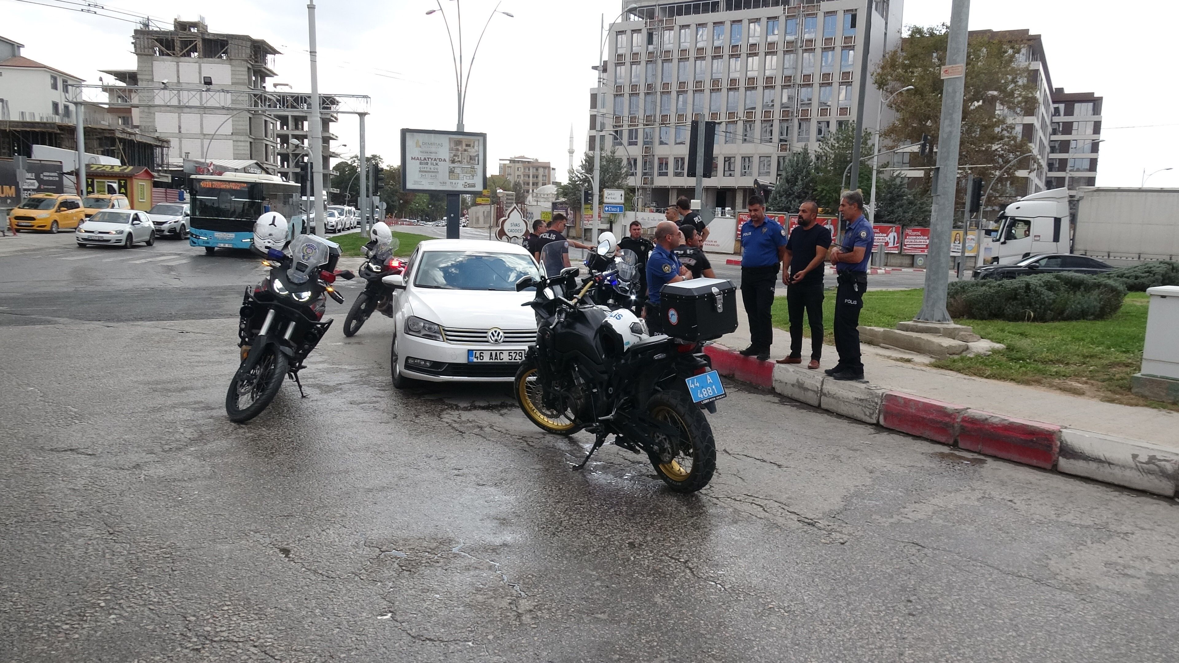 Kahramanmaraş'tan Malatya'ya Giden 2 Araçtan Silah Çıktı! (1)
