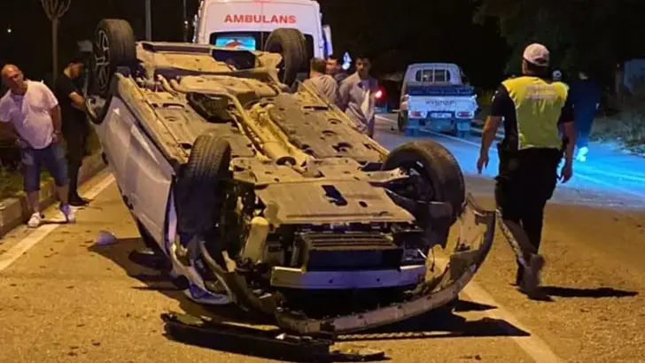 Kamyonetle Otomobil Çarpıştı; 2 Yaralı