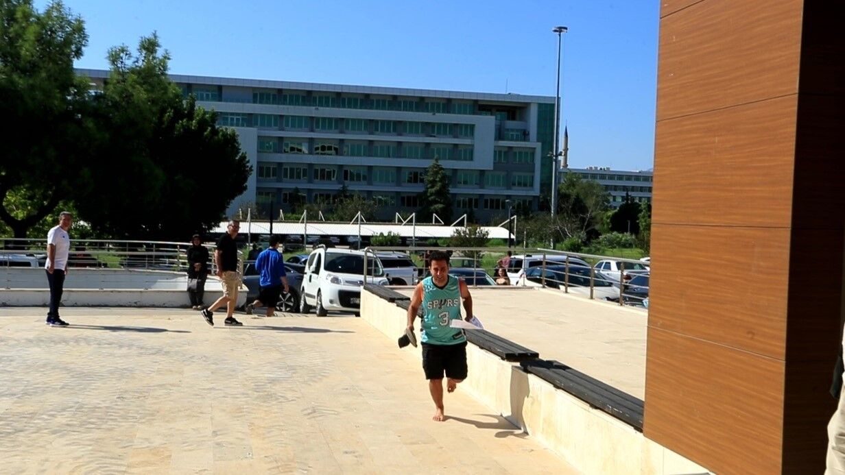 Kan Ter Içinde Elide Terlikle Yalınayak Koşarak Geldiği Sınavı Saniyelerle Kaçırdı 1