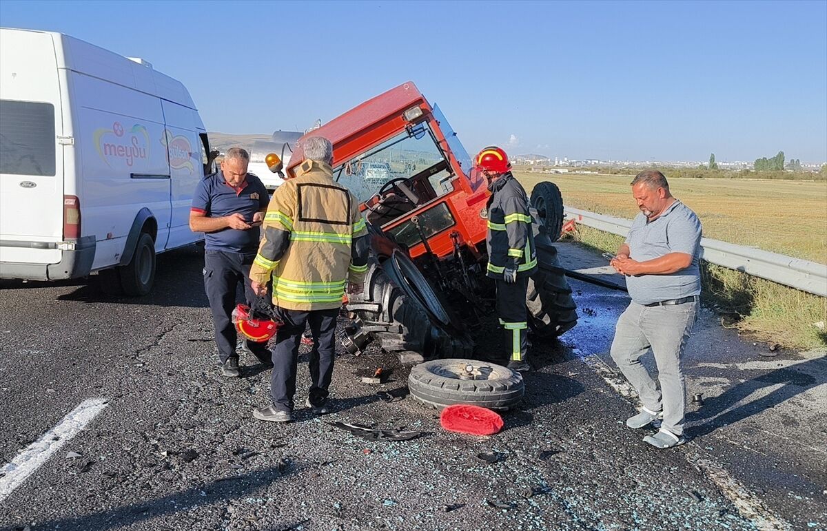 Kars'ta hafif ticari aracın traktörle çarpıştığı kazada 1 kişi öldü, 5 kişi ağır yaralandı