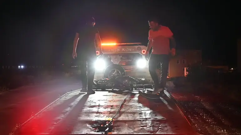 Kırıkkale’de Motosiklet Trafik Levhasına Çarptı; 2 Yaralı