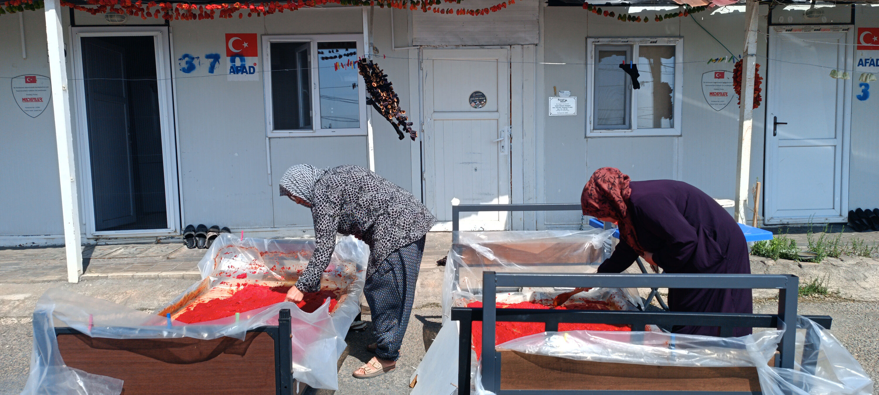 Konteyner Kentte Depremzede Kadınlar Sebze Kurutup Salça Yapıyor (2)