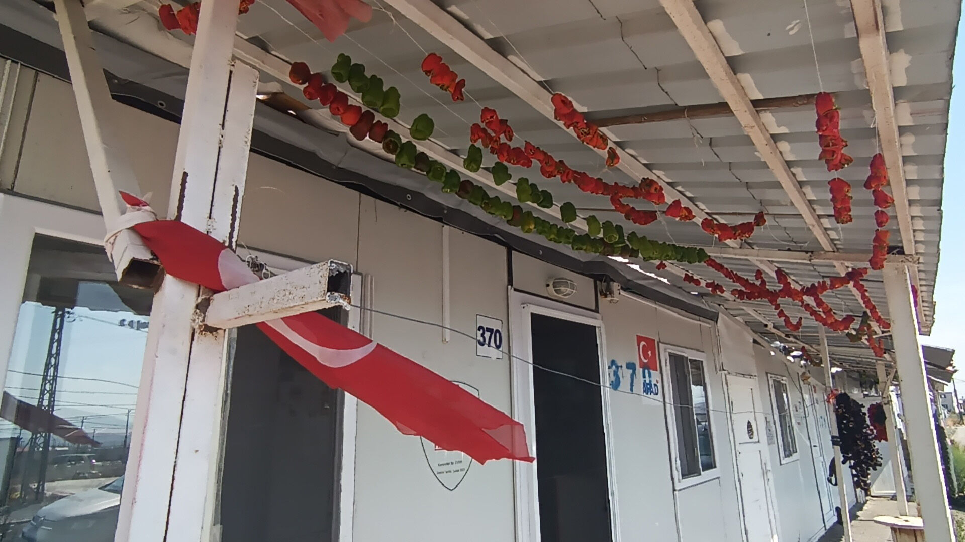Konteyner Kentte Depremzede Kadınlar Sebze Kurutup Salça Yapıyor