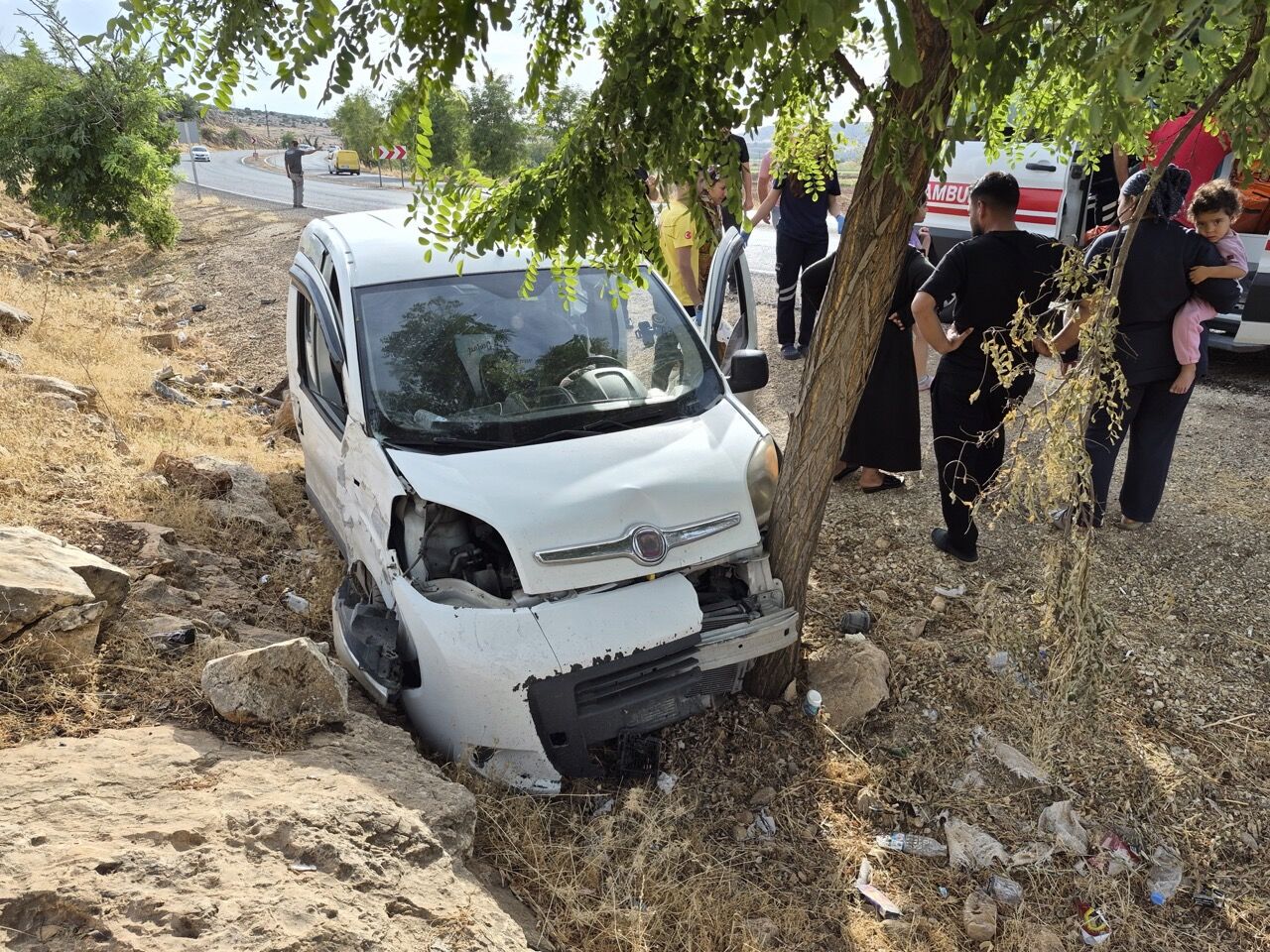 Kontrolden çıkan araç ağaca çarptı: 2 yaralı