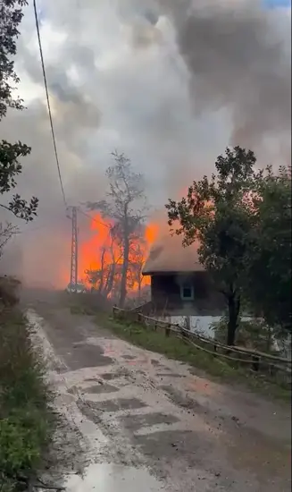 Köyde, Evde Çıkan Yangın Bitişiktekilere De Sıçradı 1