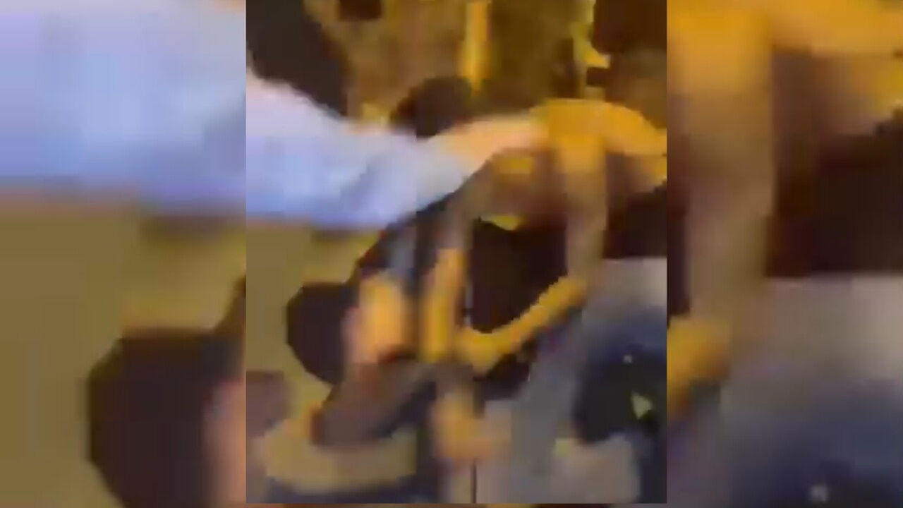 Küçükçekmece'de 2 kişinin yumruklu kavgası kamerada; arkadaşları ayırmak yerine 'vur' diye bağırdı