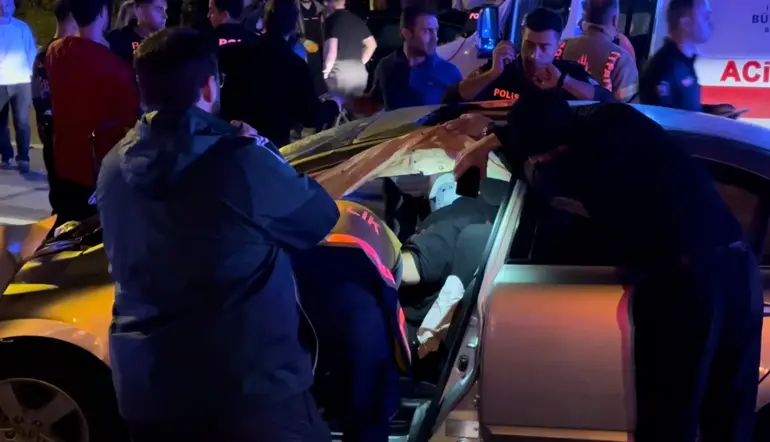 Maltepe’de Iki Otomobil Çarpıştı; 2’Si Ağır 11 Yaralı
