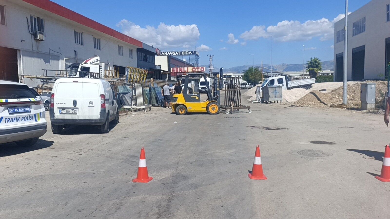 Manavgat’ta Motosiklet Sürücüsü Forkliftin Vinç Demirine Çarparak Hayatını Kaybetti (2)