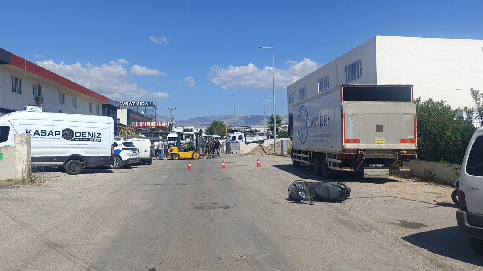Manavgat’ta Motosiklet Sürücüsü Forkliftin Vinç Demirine Çarparak Hayatını Kaybetti (3)