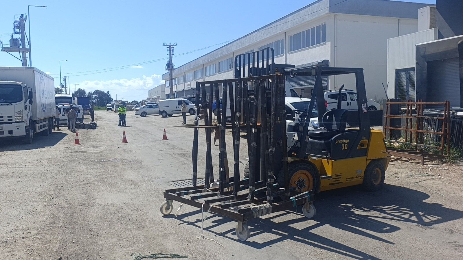 Manavgat’ta Motosiklet Sürücüsü Forkliftin Vinç Demirine Çarparak Hayatını Kaybetti (4)