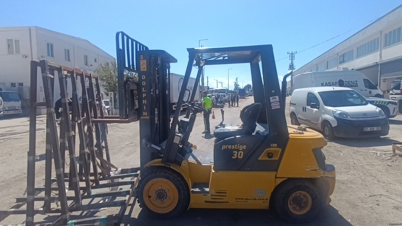 Manavgat’ta Motosiklet Sürücüsü Forkliftin Vinç Demirine Çarparak Hayatını Kaybetti (5)