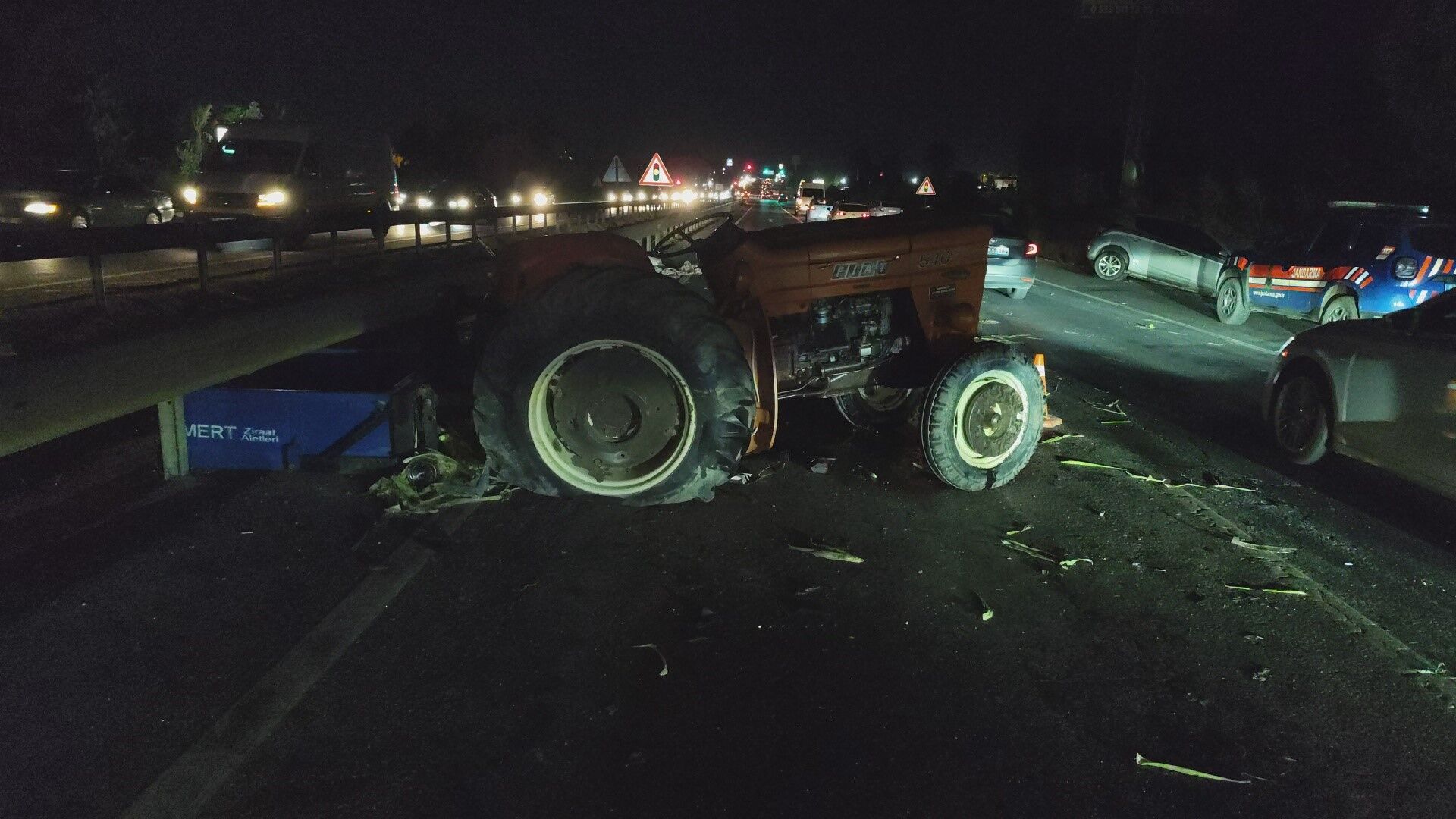 Manavgat’ta Otomobil Traktöre Arkadan Çarptı! 2 Kişi Ağır Yaralandı (1)