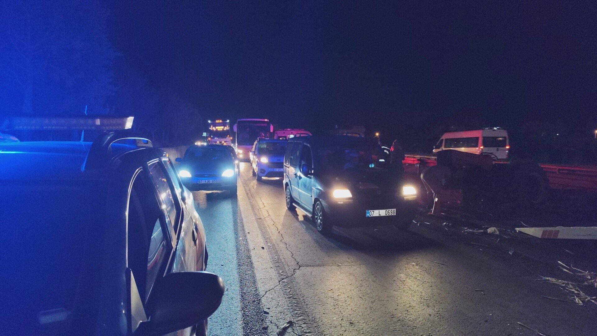 Manavgat’ta Otomobil Traktöre Arkadan Çarptı! 2 Kişi Ağır Yaralandı (3)
