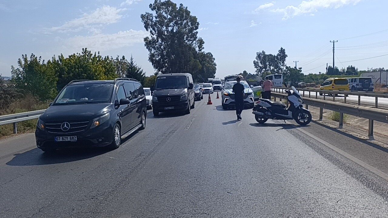 Manavgat’ta zincirleme kaza! Trafik tek şeride düştü