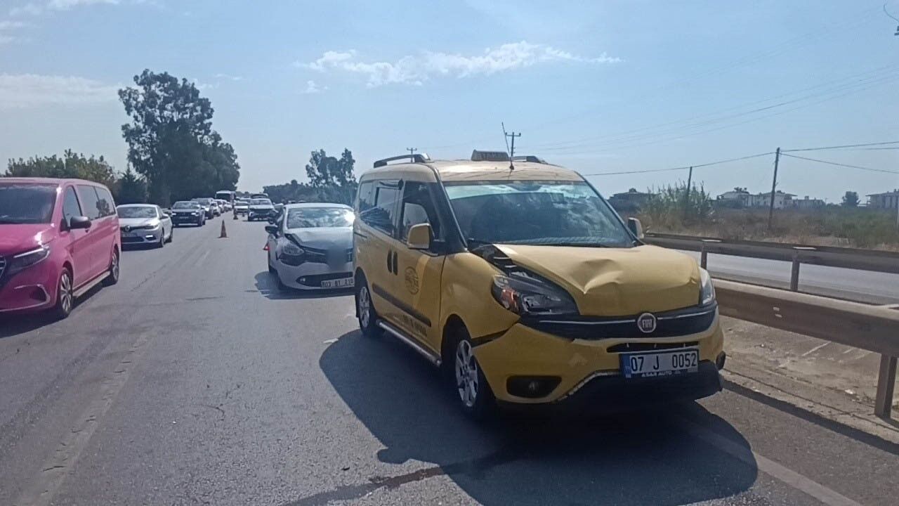 Manavgat’ta Zincirleme Kaza! Trafik Tek Şeride Düştü (3)