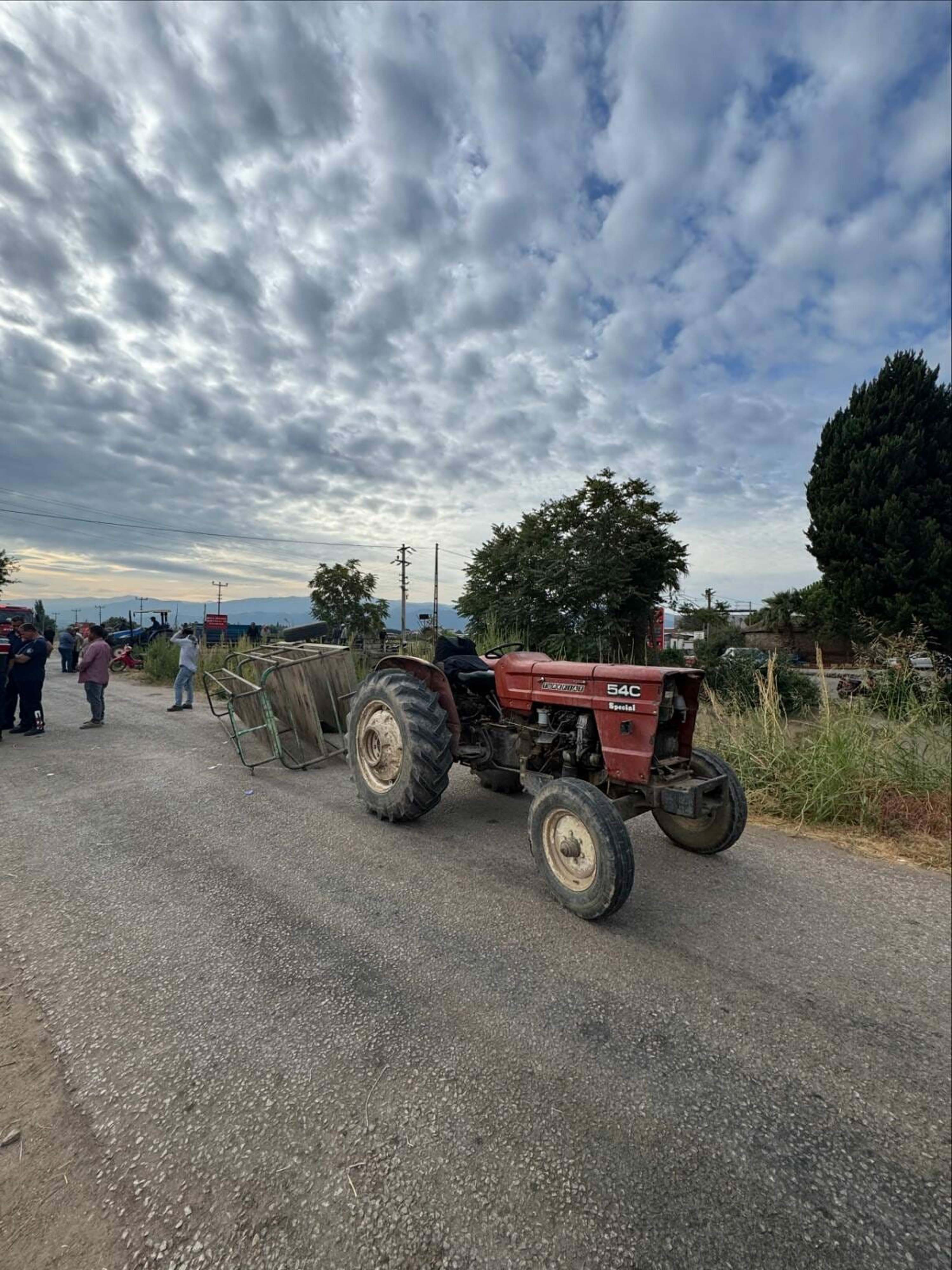 Manisa Turgutlu’da Traktör Römorku Devrildi! 1’I Çocuk 4 Yaralı (3)