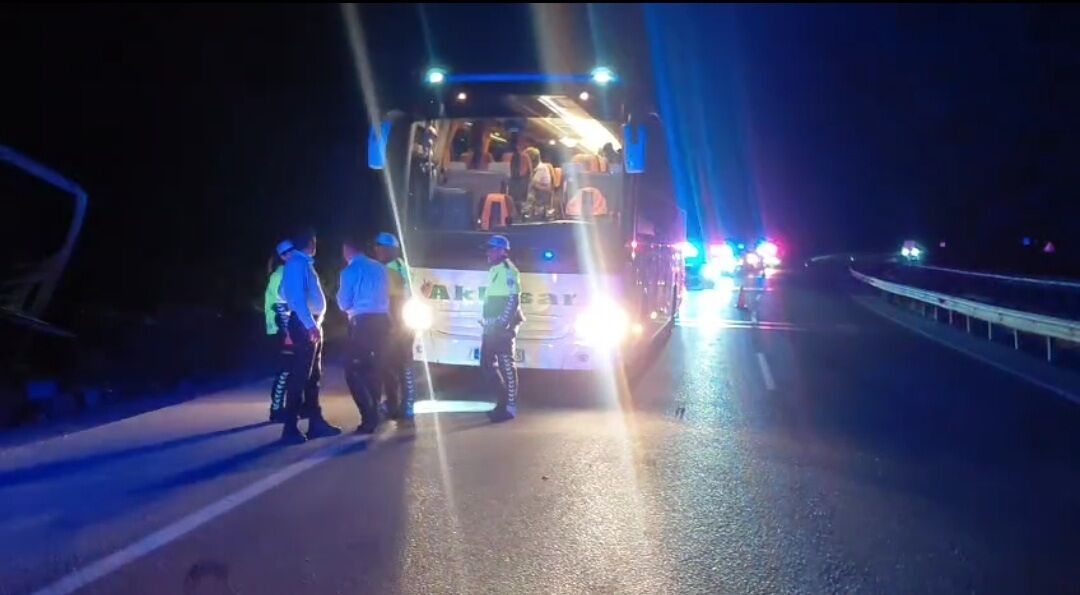 Manisa’da Gece Yarısı Otobüs Kazası! 18 Kişi Yaralandı (2)