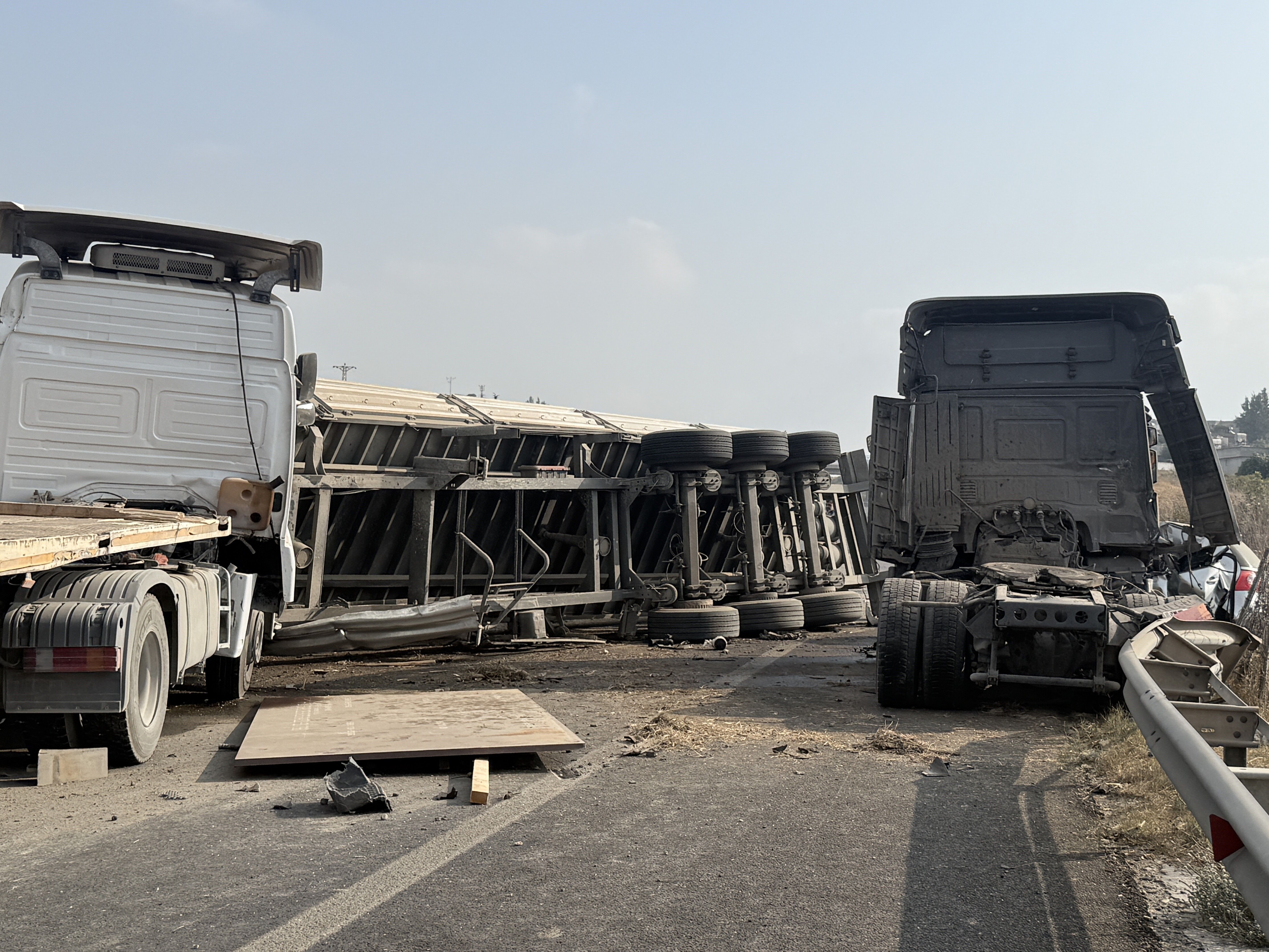 Mersin Tarsus’ta Tır Karşı Şeride Geçti! 1 Ölü, 2 Yaralı (3)