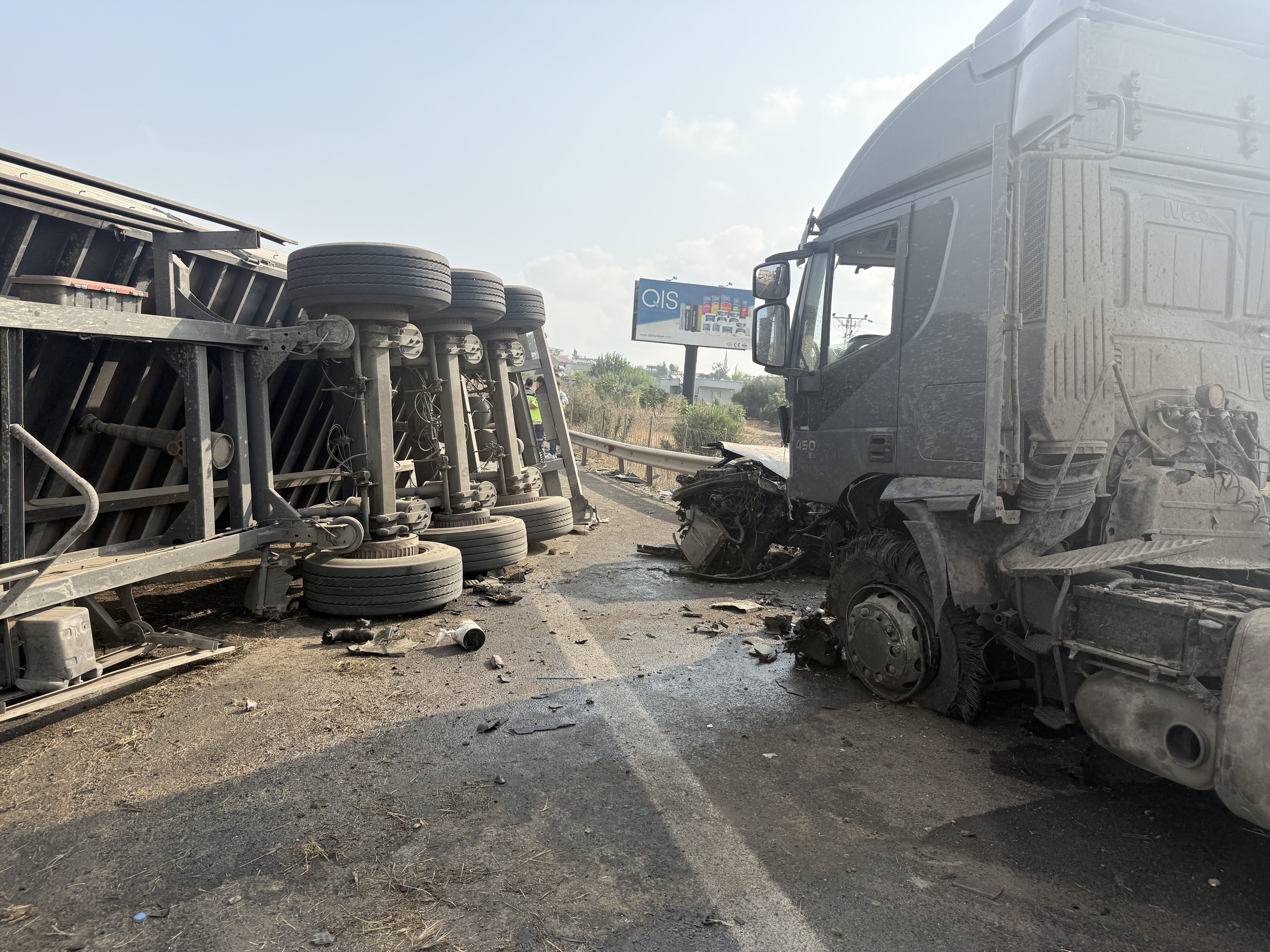 Mersin Tarsus’ta Tır Karşı Şeride Geçti! 1 Ölü, 2 Yaralı (4)
