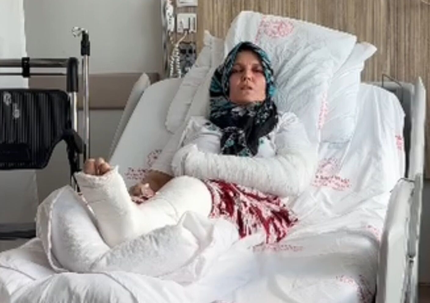 Mersin’de Tatlıcı Önünde Kavga! 3 Çocuk Annesinin Kolu Ve Bacağı Kırıldı (2)