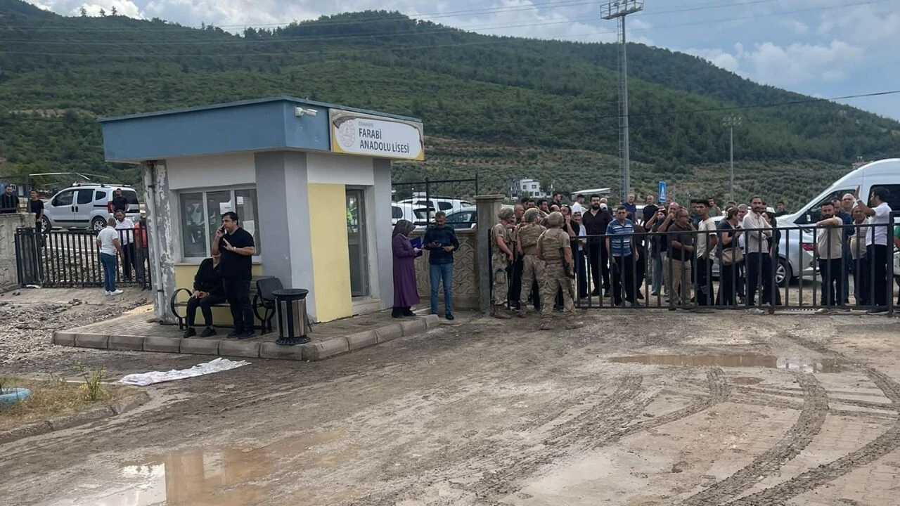 Okul bahçesinde öğretmene silahlı saldırı