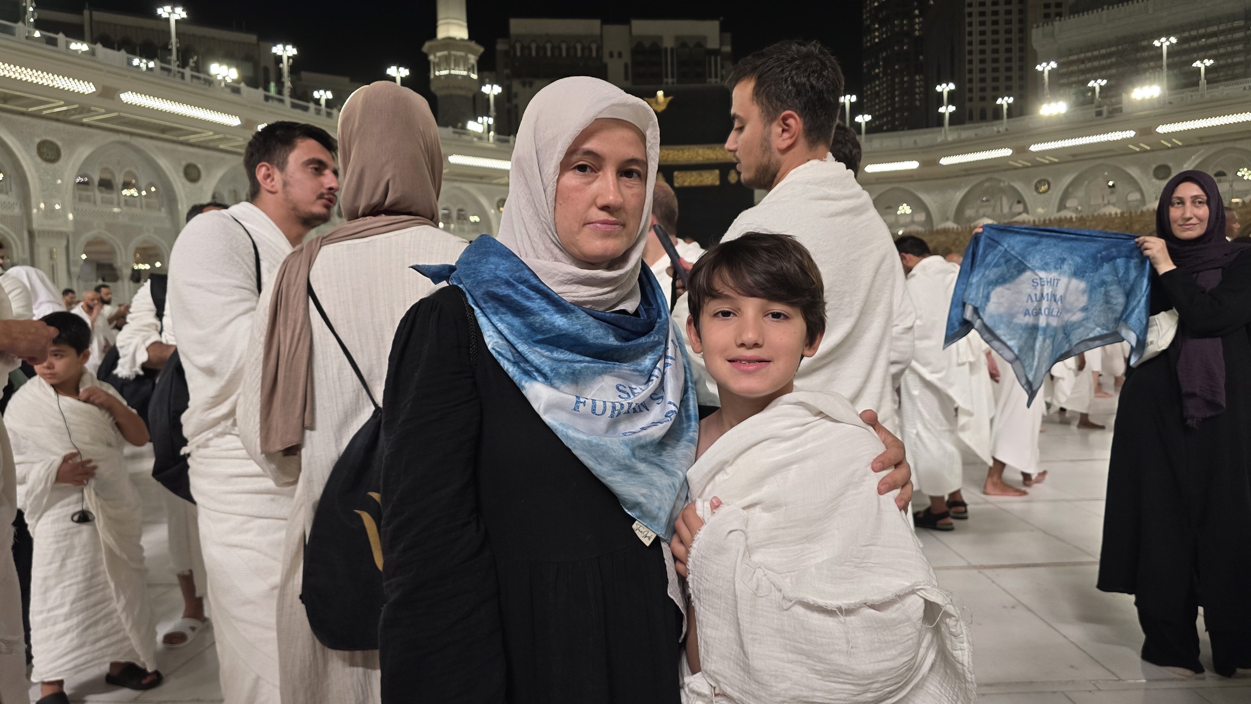 Okul Saldırısında Hayatını Kaybedenlerin Aileleri Kabe’de Evlatları Için Dua Ettiler (1)