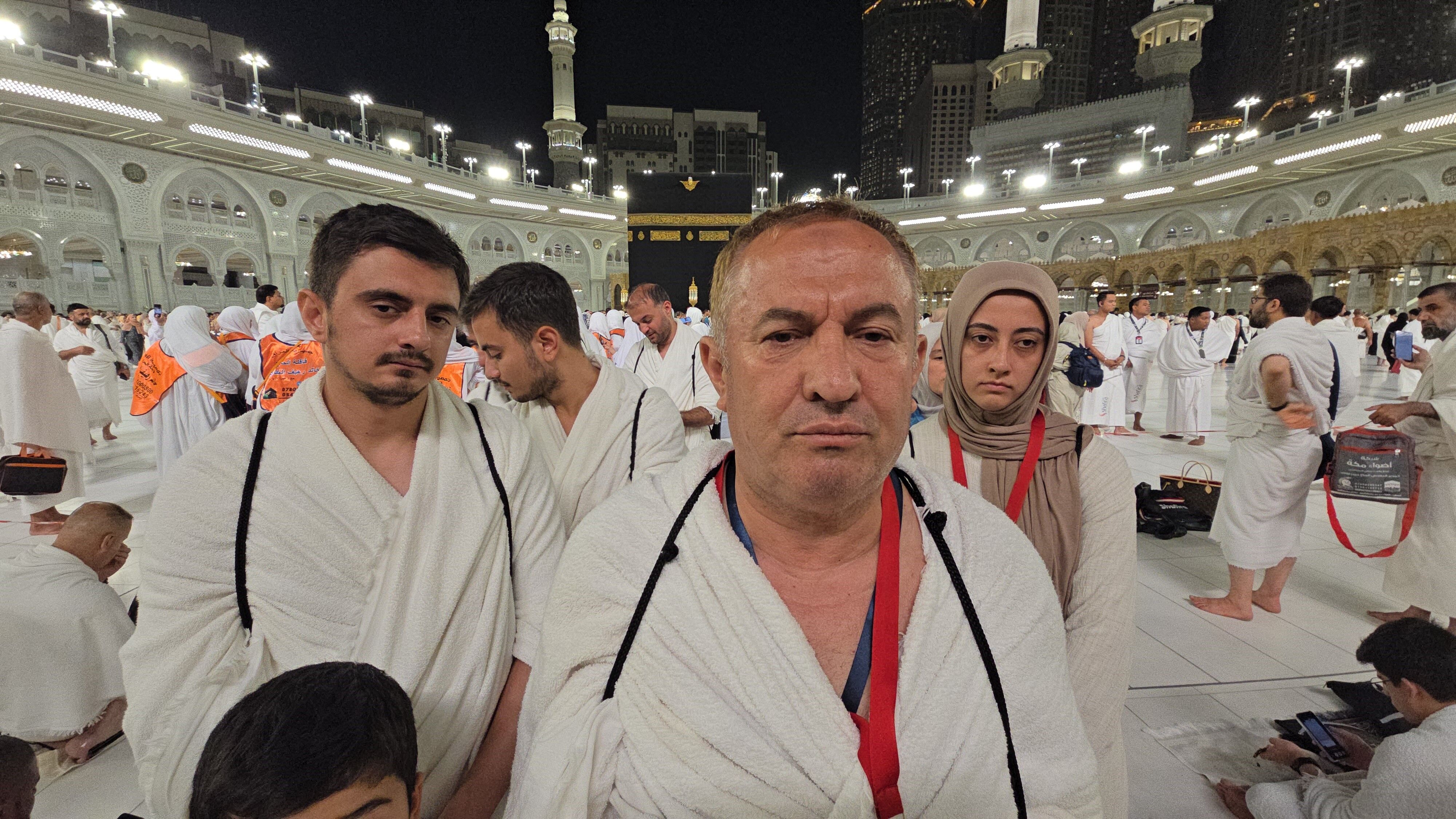 Okul Saldırısında Hayatını Kaybedenlerin Aileleri Kabe’de Evlatları Için Dua Ettiler (2)