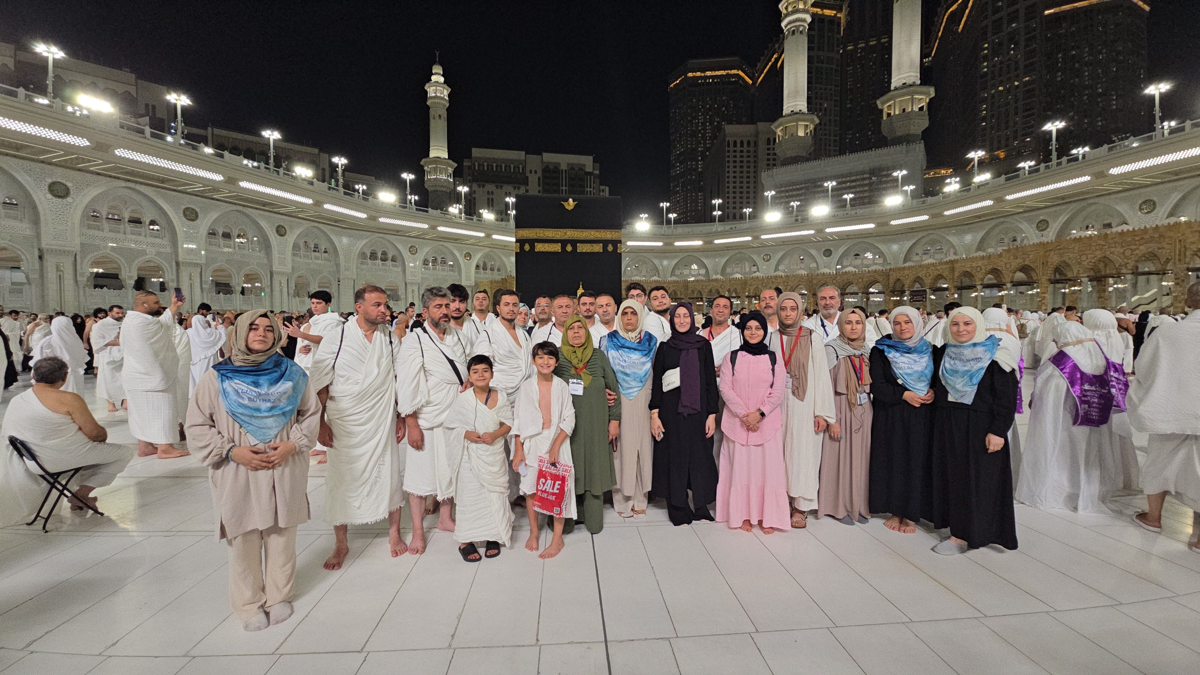 Okul Saldırısında Hayatını Kaybedenlerin Aileleri Kabe’de Evlatları Için Dua Ettiler (4)