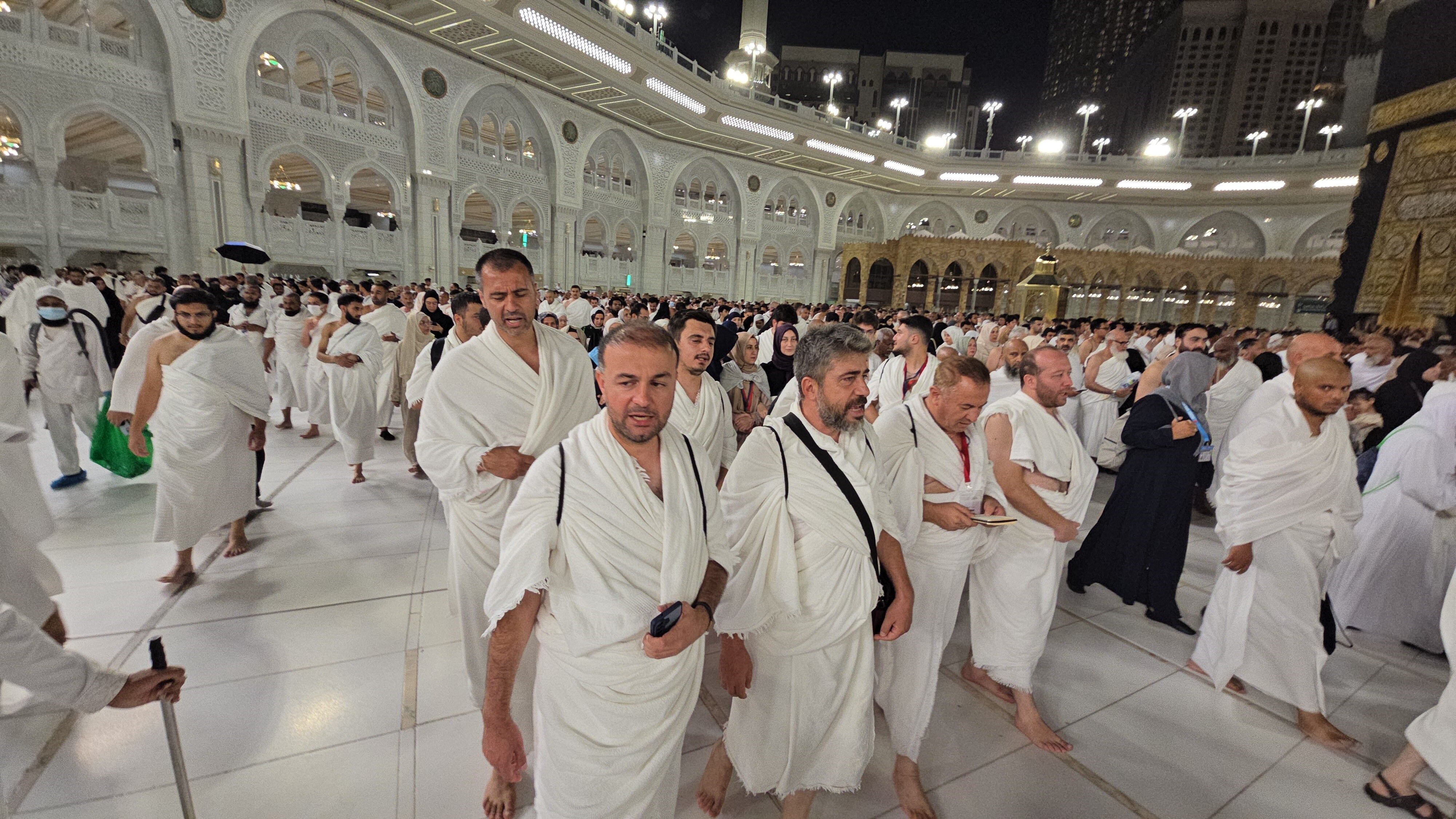 Okul Saldırısında Hayatını Kaybedenlerin Aileleri Kabe’de Evlatları Için Dua Ettiler (5)