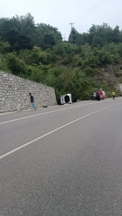Otomobil Istinat Duvarına Çarptı; Müzik Öğretmeni Cansu Öldü, Kayınpederi Ve Bebeği Yaralı