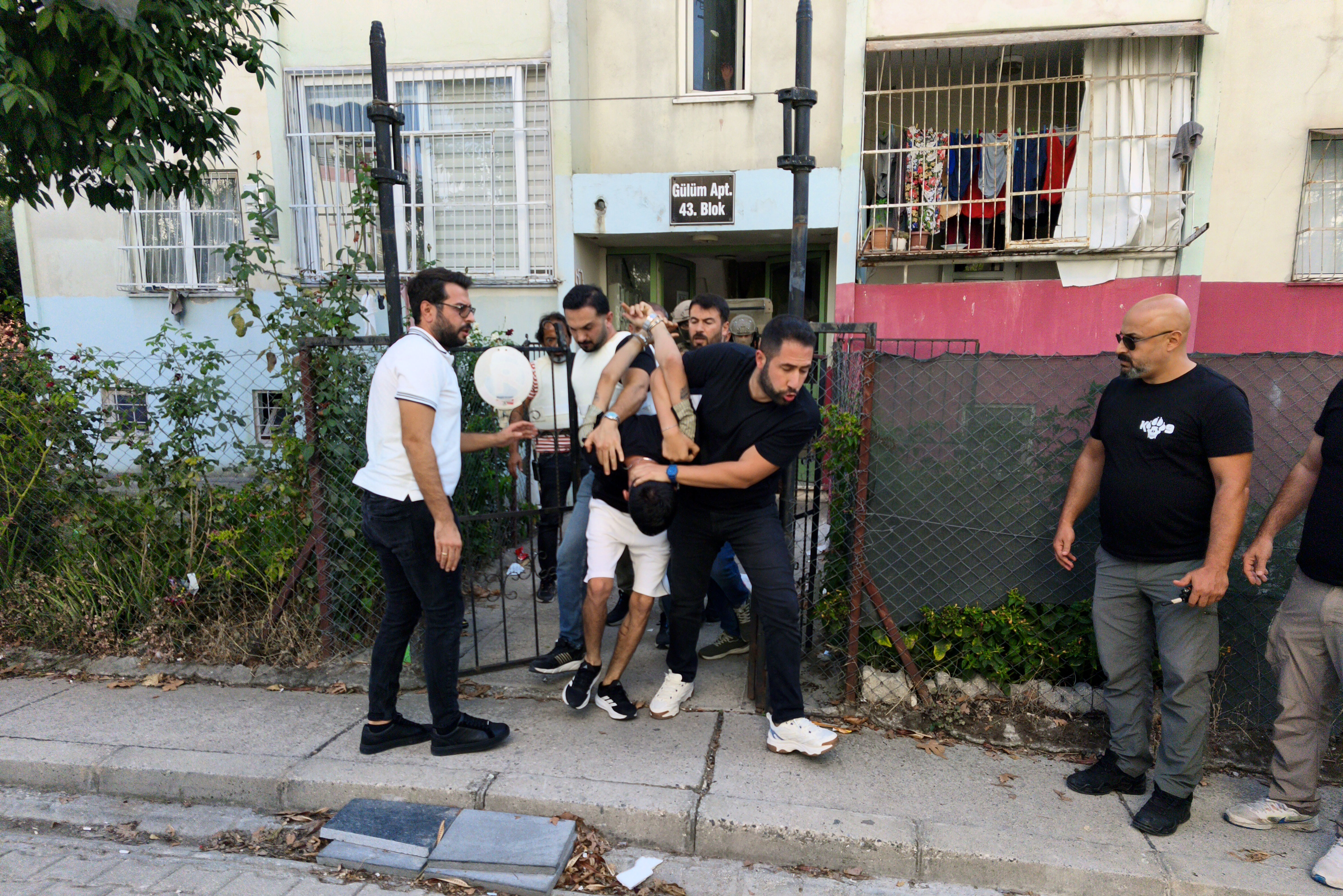 Polise Tabancayla Ateş Edip El Bombasıyla Direnen Şüpheli Tutuklandı (3)