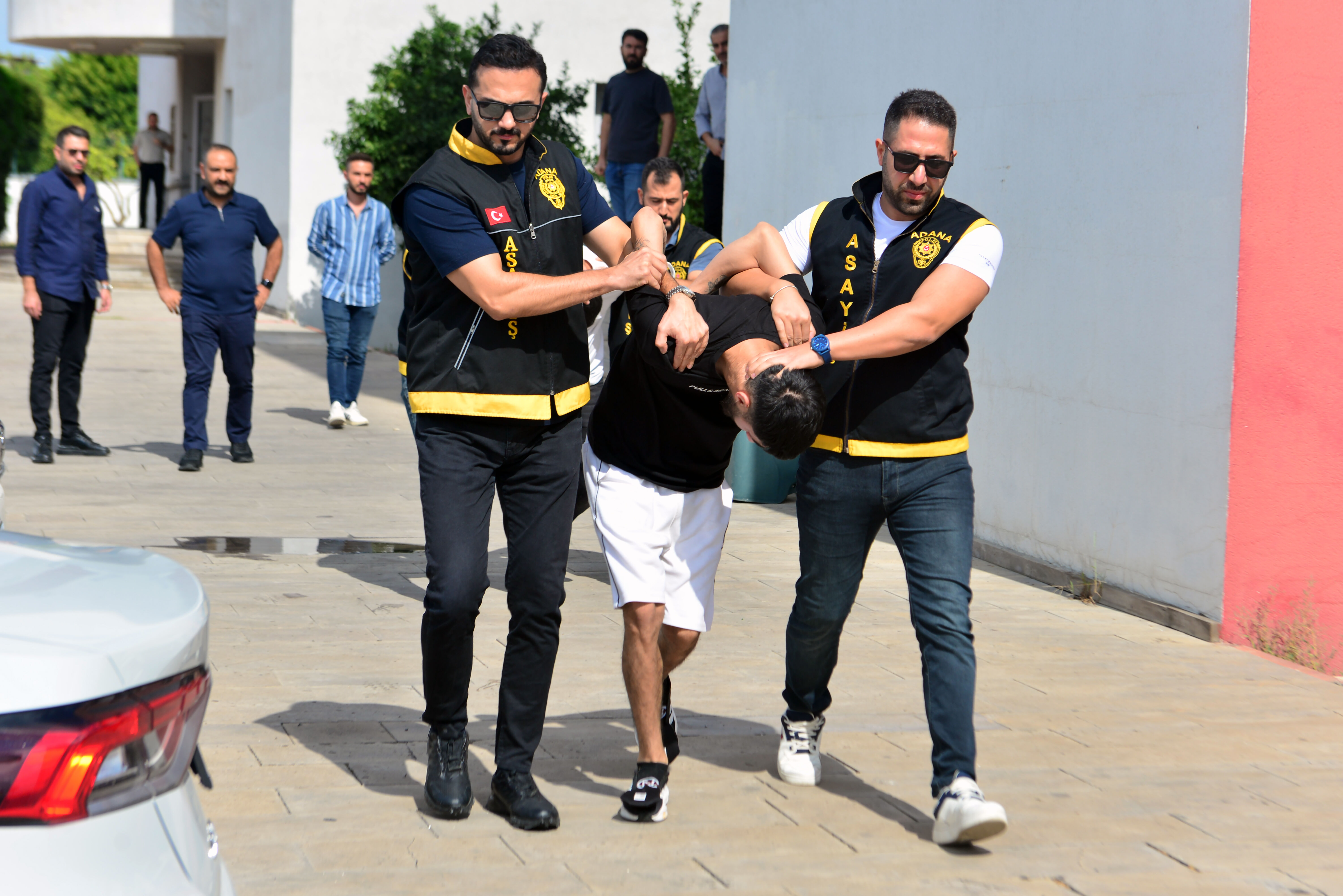 Polise Tabancayla Ateş Edip El Bombasıyla Direnen Şüpheli Tutuklandı (5)
