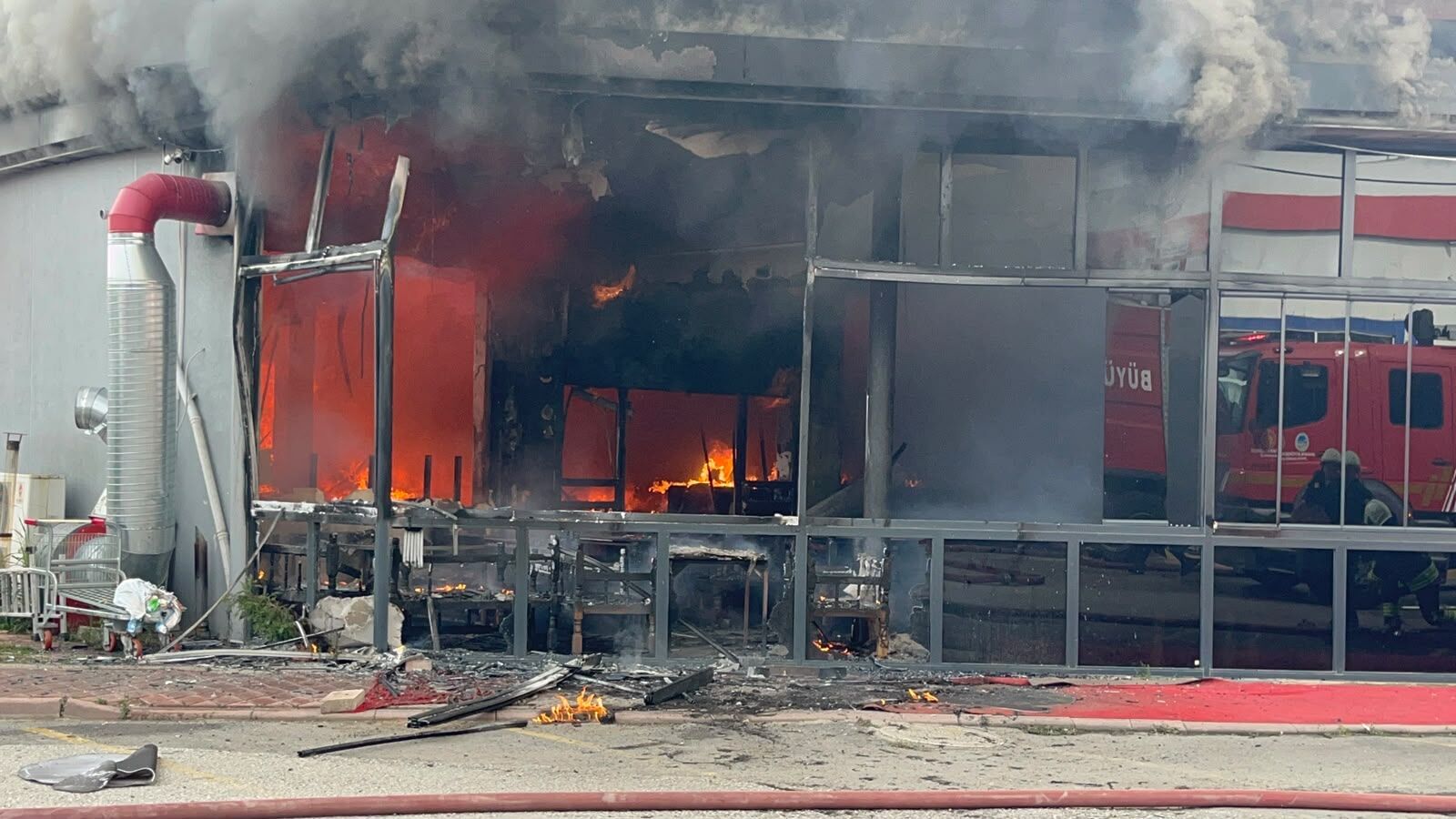 Sakarya Serdivan’da Restoran Alevlere Teslim Oldu! Dumanlar Şehrin Birçok Noktasından Görüldü (2)