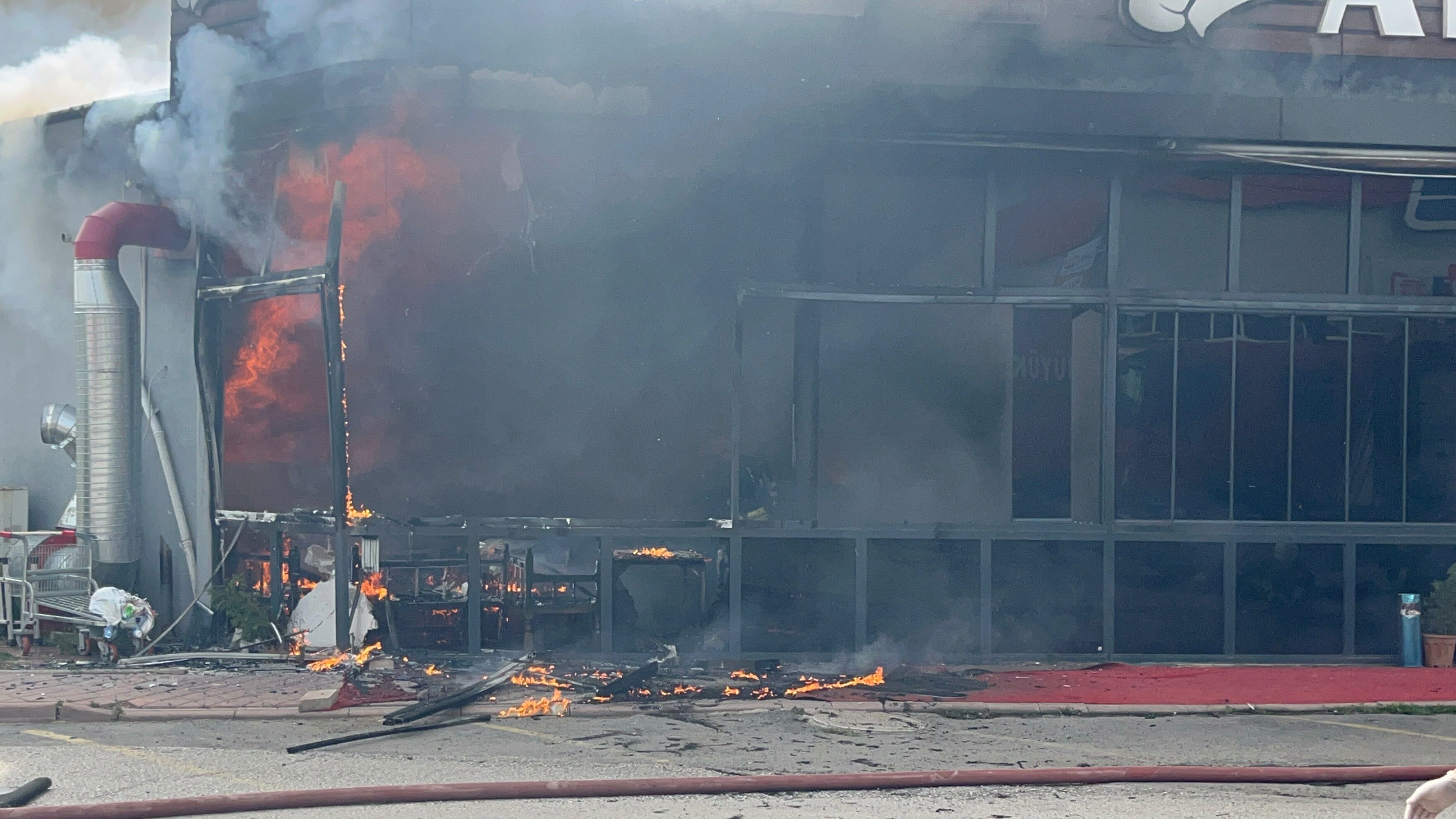 Sakarya Serdivan’da Restoran Alevlere Teslim Oldu! Dumanlar Şehrin Birçok Noktasından Görüldü (5)