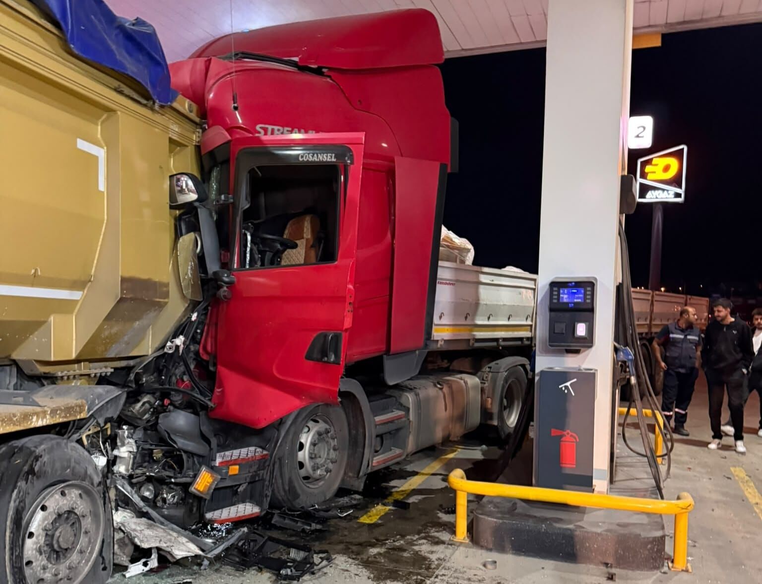 Sakarya'da Tir Polis Aracına Ve Kamyona Çarptı! Polisler Son Anda Kurtuldu (1)