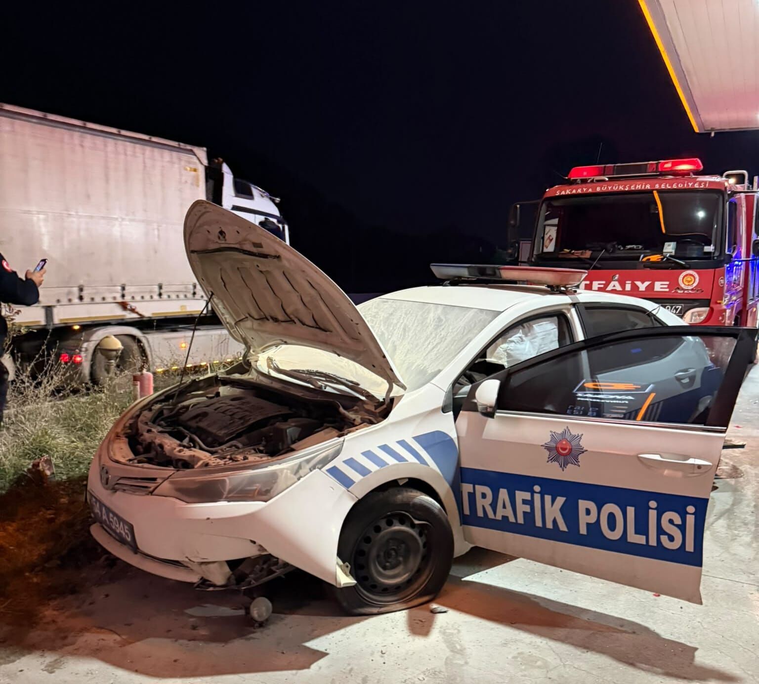 Sakarya'da Tir Polis Aracına Ve Kamyona Çarptı! Polisler Son Anda Kurtuldu (3)