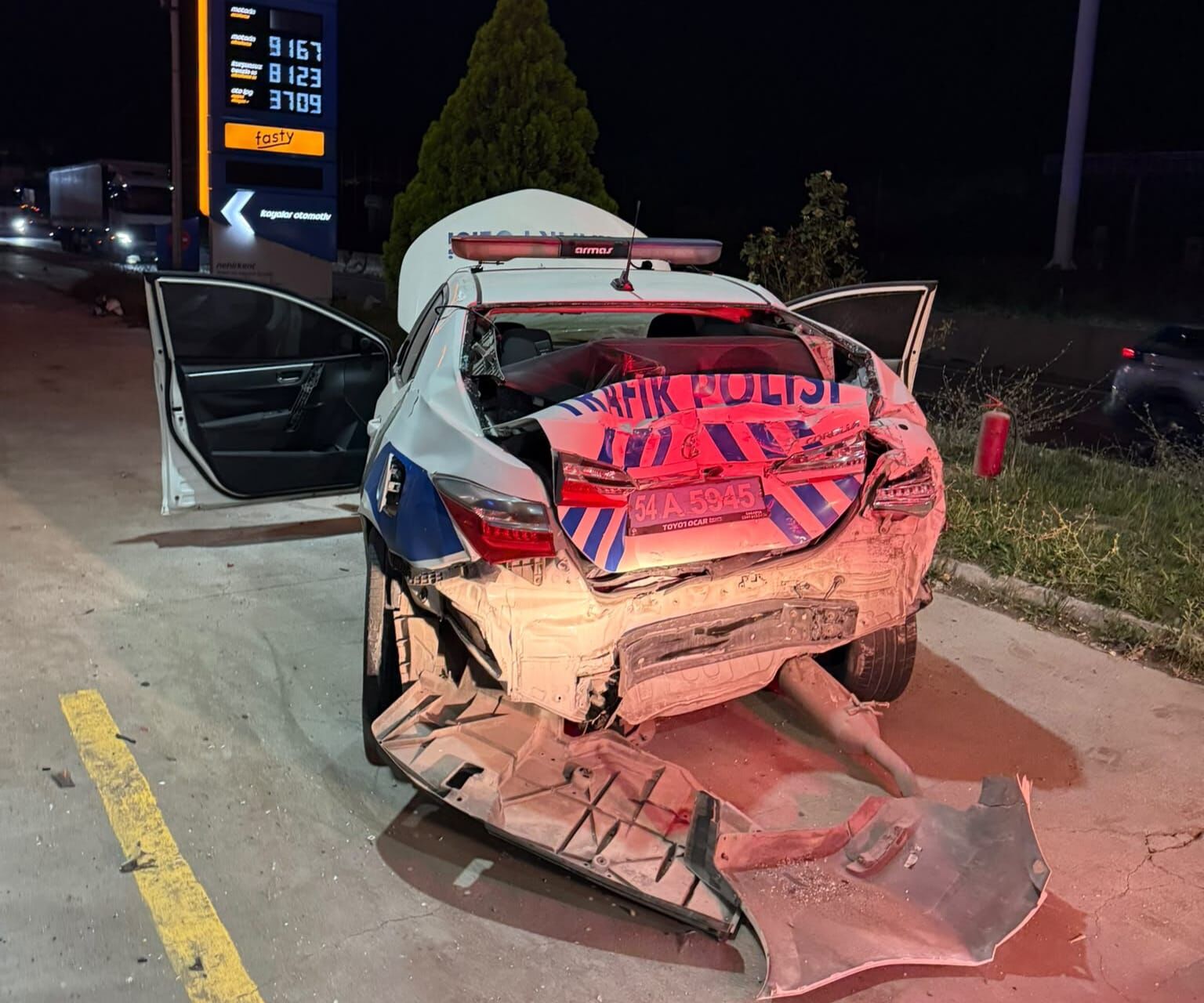 Sakarya'da Tir Polis Aracına Ve Kamyona Çarptı! Polisler Son Anda Kurtuldu (4)