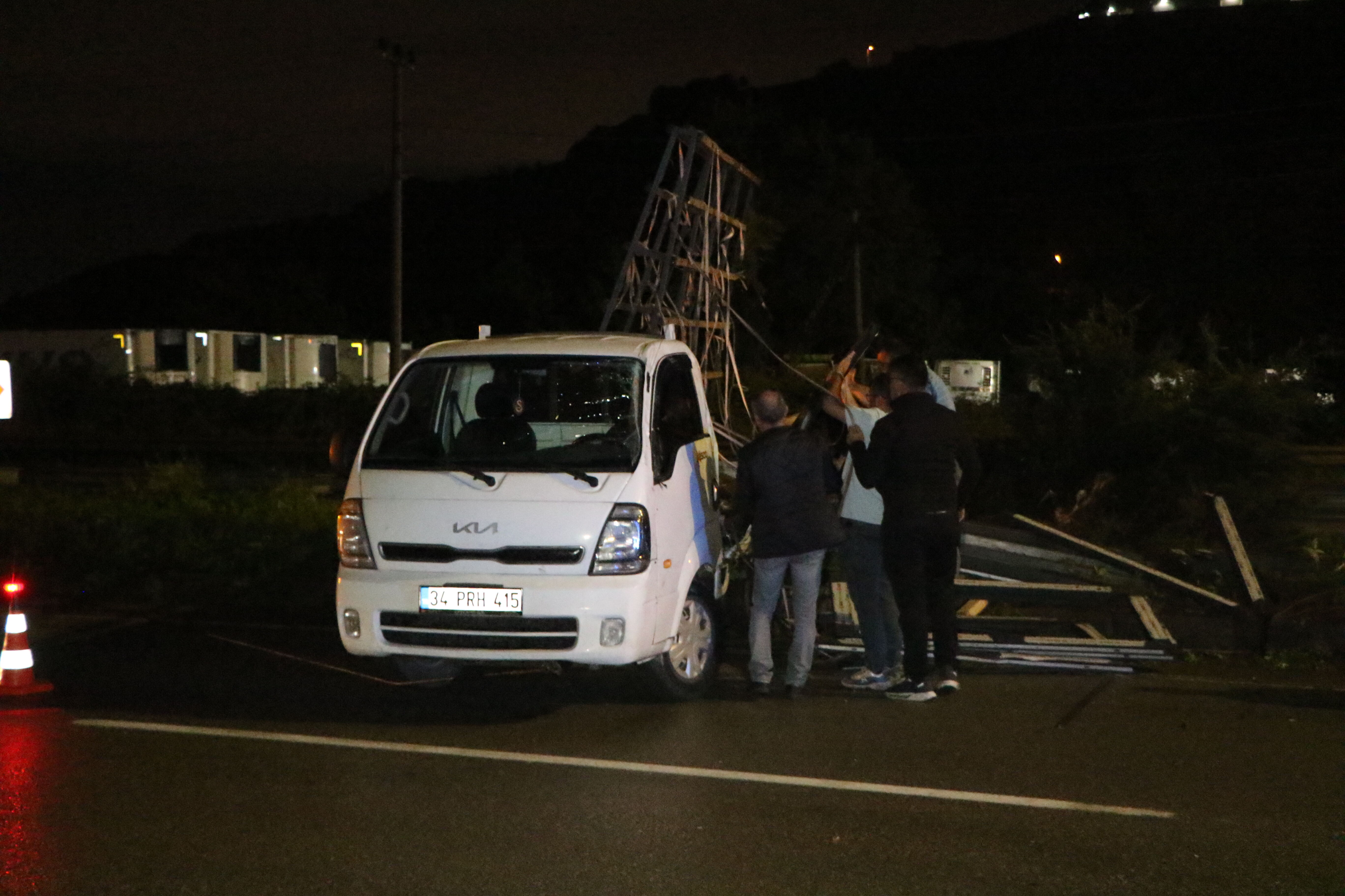 Samsun Atakum’da Otomobil Kamyonete Çarptı! 4 Kişi Yaralandı (2)